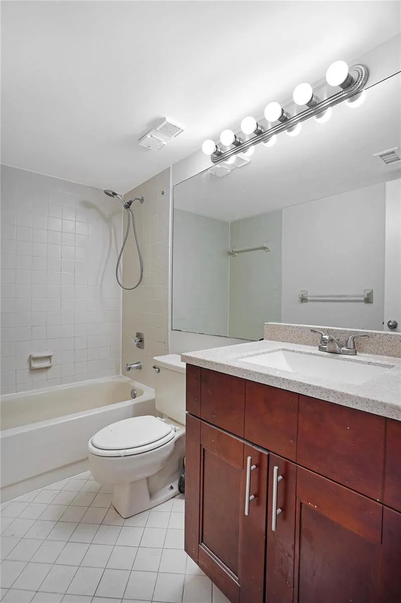 109 Lake Emerald Drive #110 Oakland Park, FL 33309