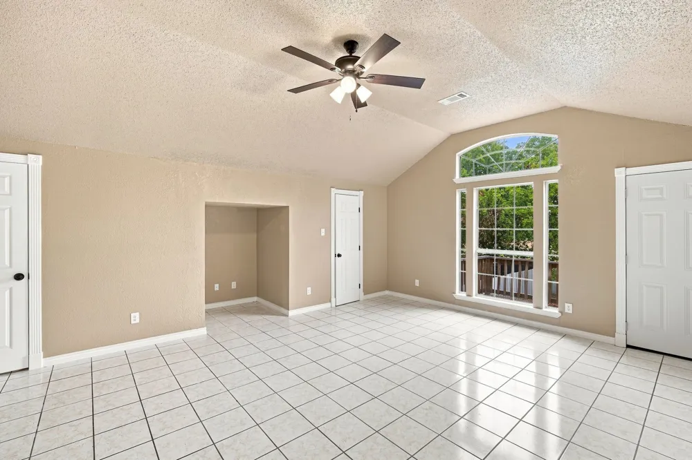 1103 Chase Avenue Cleburne, TX 76031