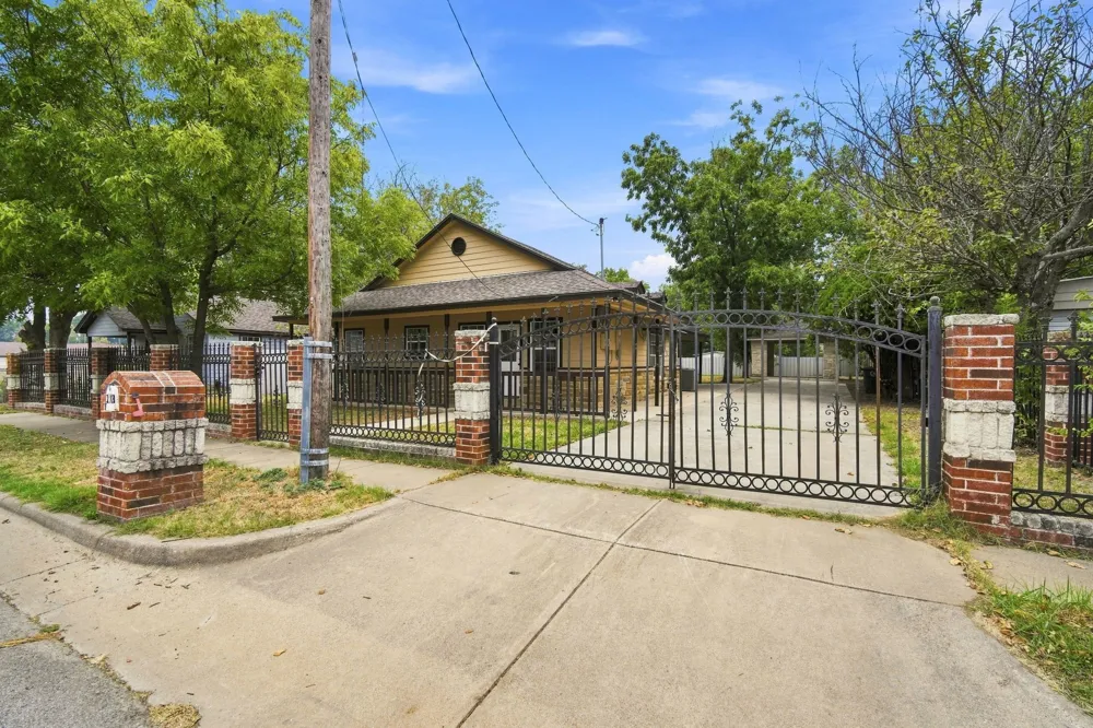 1103 Chase Avenue Cleburne, TX 76031
