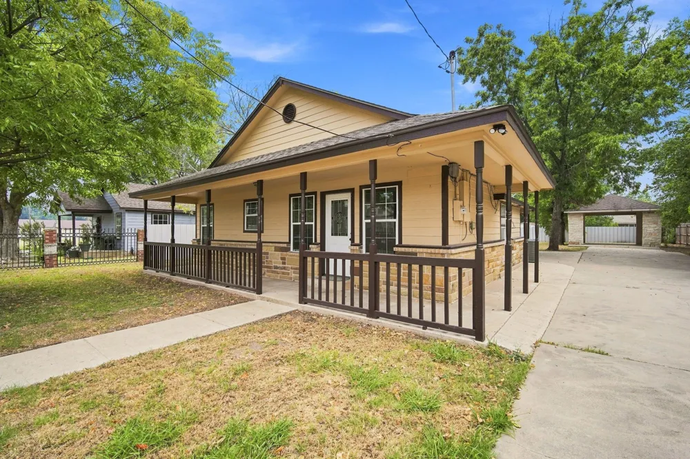 1103 Chase Avenue Cleburne, TX 76031