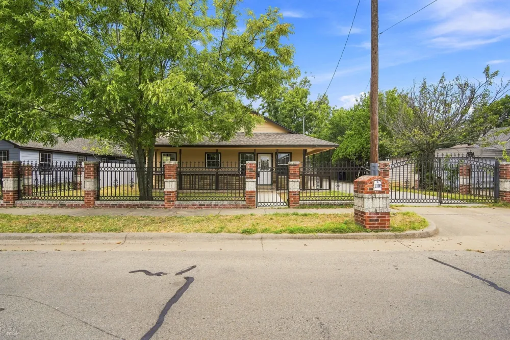 1103 Chase Avenue Cleburne, TX 76031