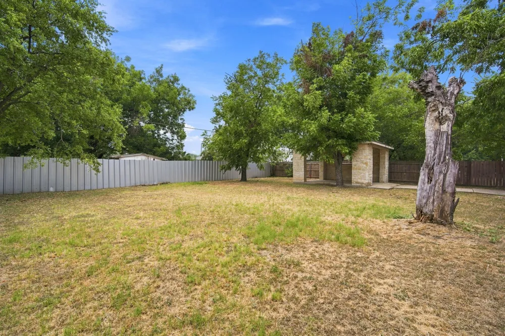 1103 Chase Avenue Cleburne, TX 76031