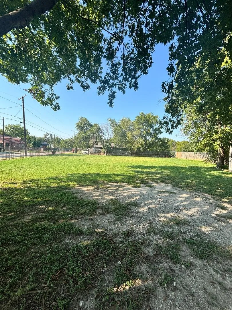 3801 E Berry Street Fort Worth, TX 76105