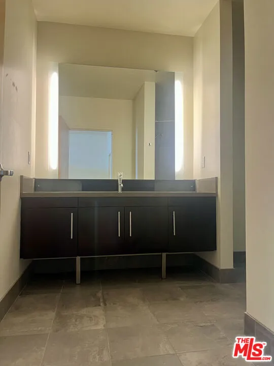 1100 S Hope Street #1704 Los Angeles, CA 90015