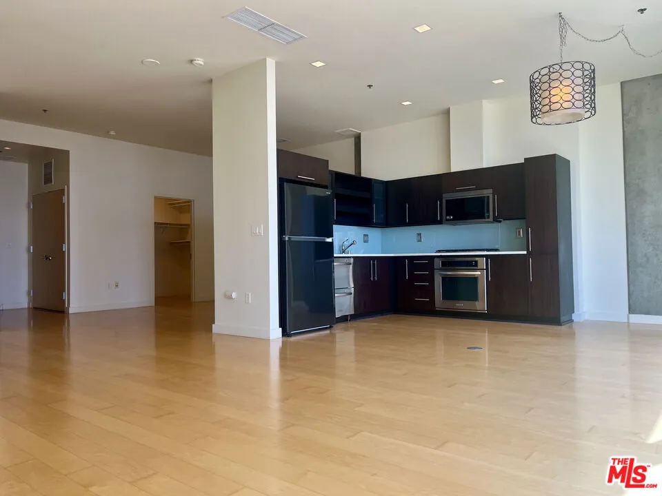 1100 S Hope Street #1704 Los Angeles, CA 90015