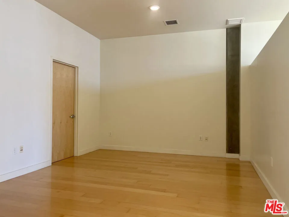 1100 S Hope Street #1704 Los Angeles, CA 90015