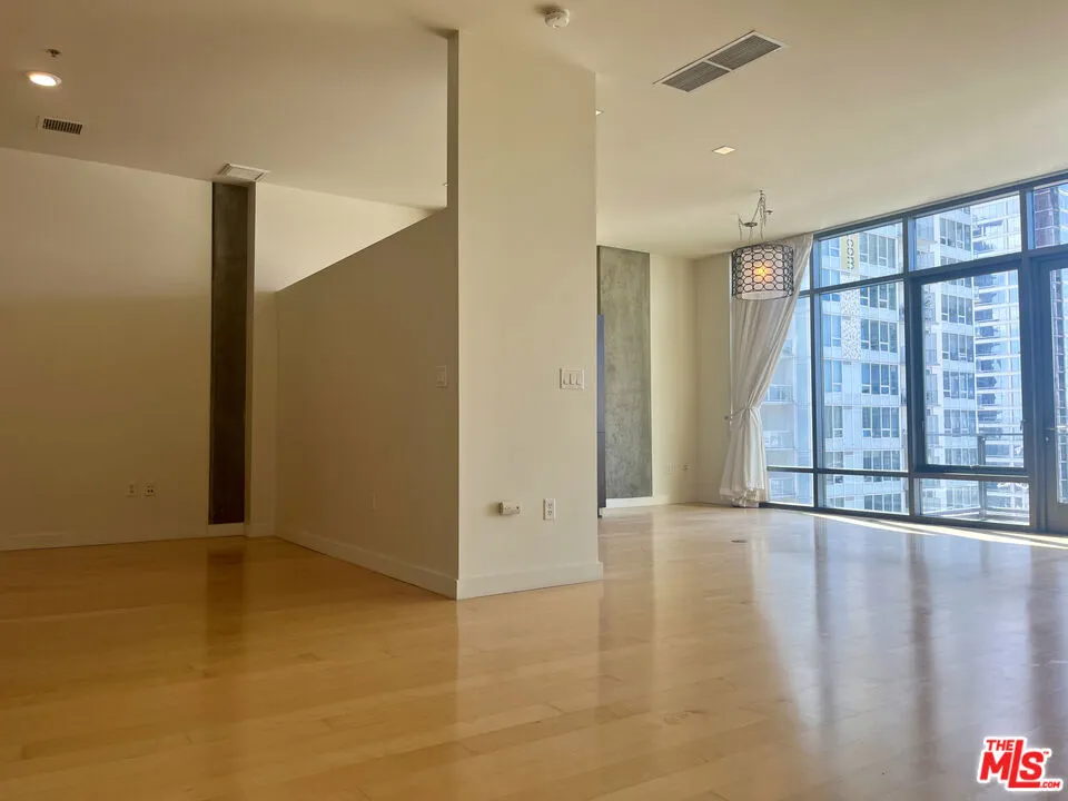 1100 S Hope Street #1704 Los Angeles, CA 90015