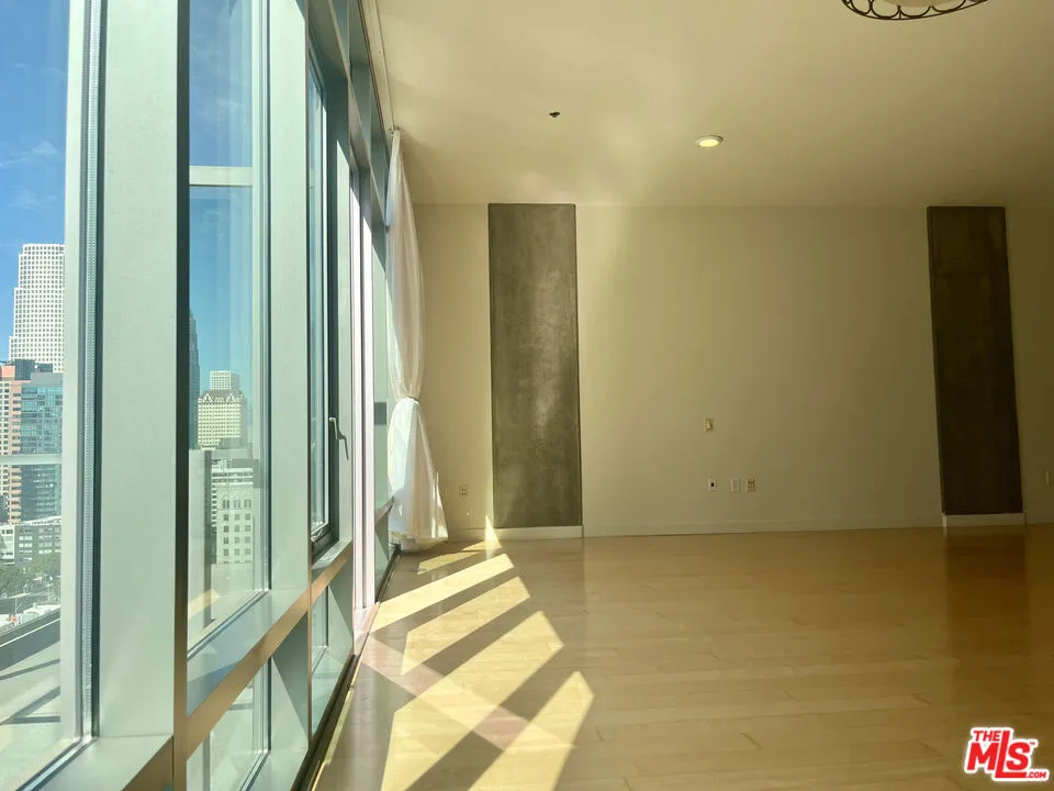 1100 S Hope Street #1704 Los Angeles, CA 90015