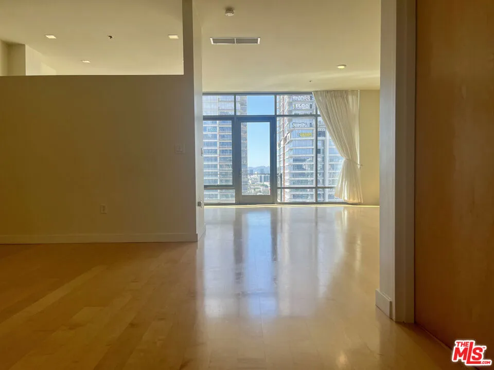1100 S Hope Street #1704 Los Angeles, CA 90015