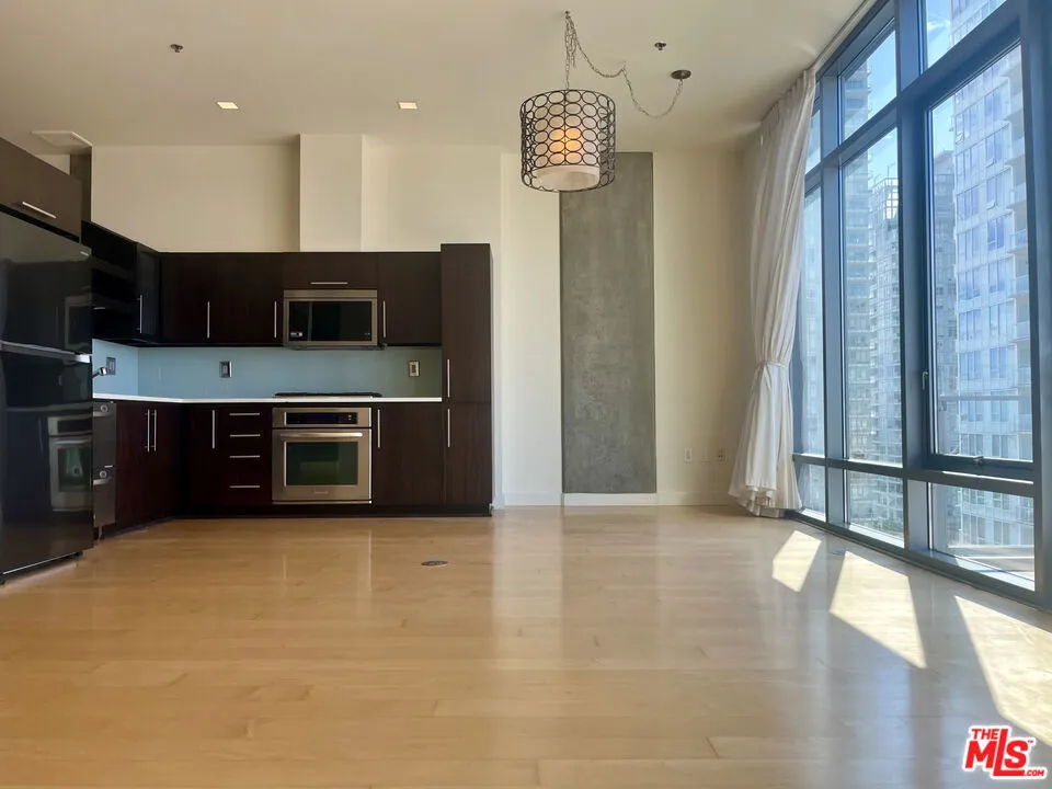 1100 S Hope Street #1704 Los Angeles, CA 90015