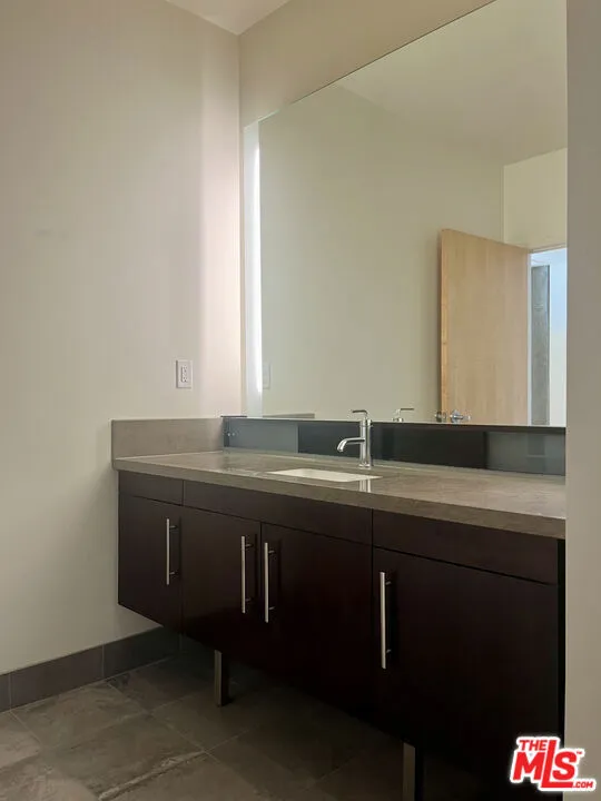 1100 S Hope Street #1704 Los Angeles, CA 90015