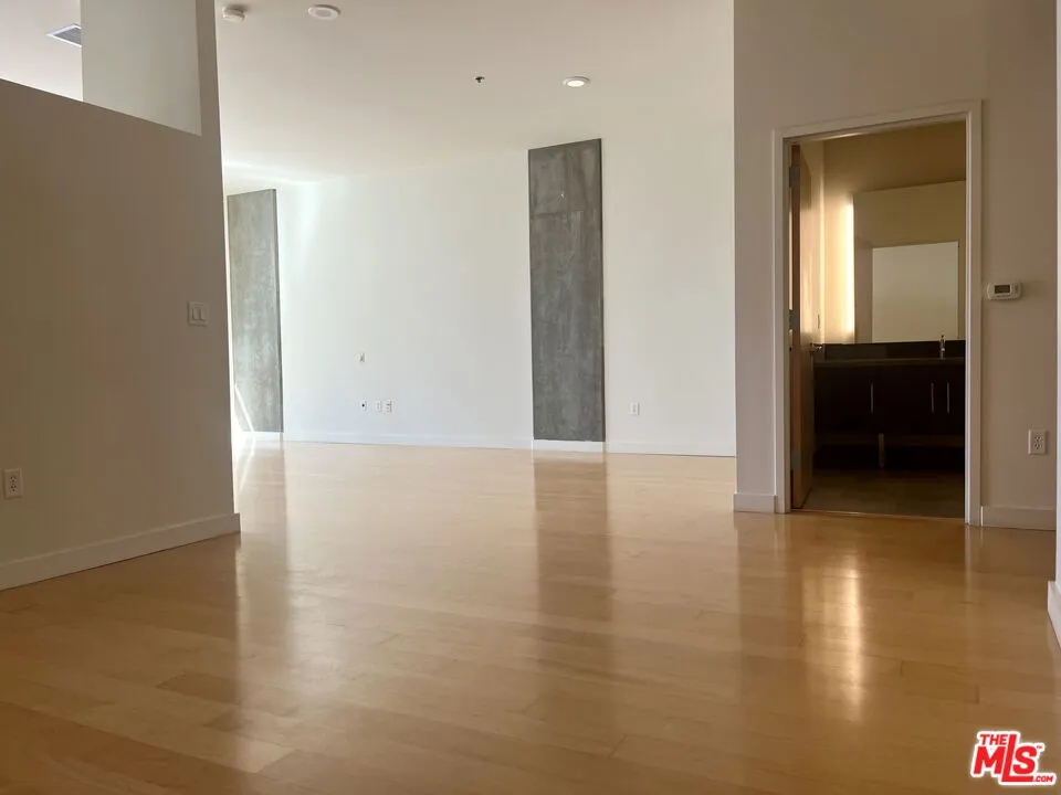 1100 S Hope Street #1704 Los Angeles, CA 90015