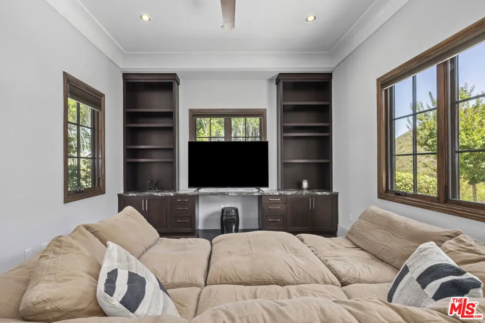 29450 Malibu View Court Agoura Hills, CA 91301