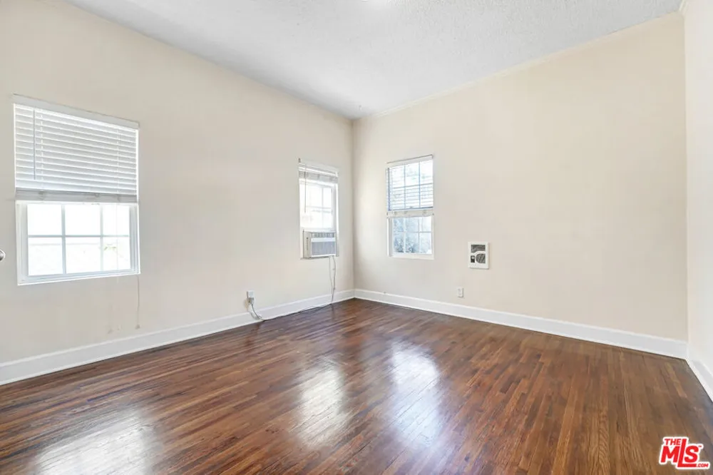 1359 S Cloverdale Avenue Los Angeles, CA 90019