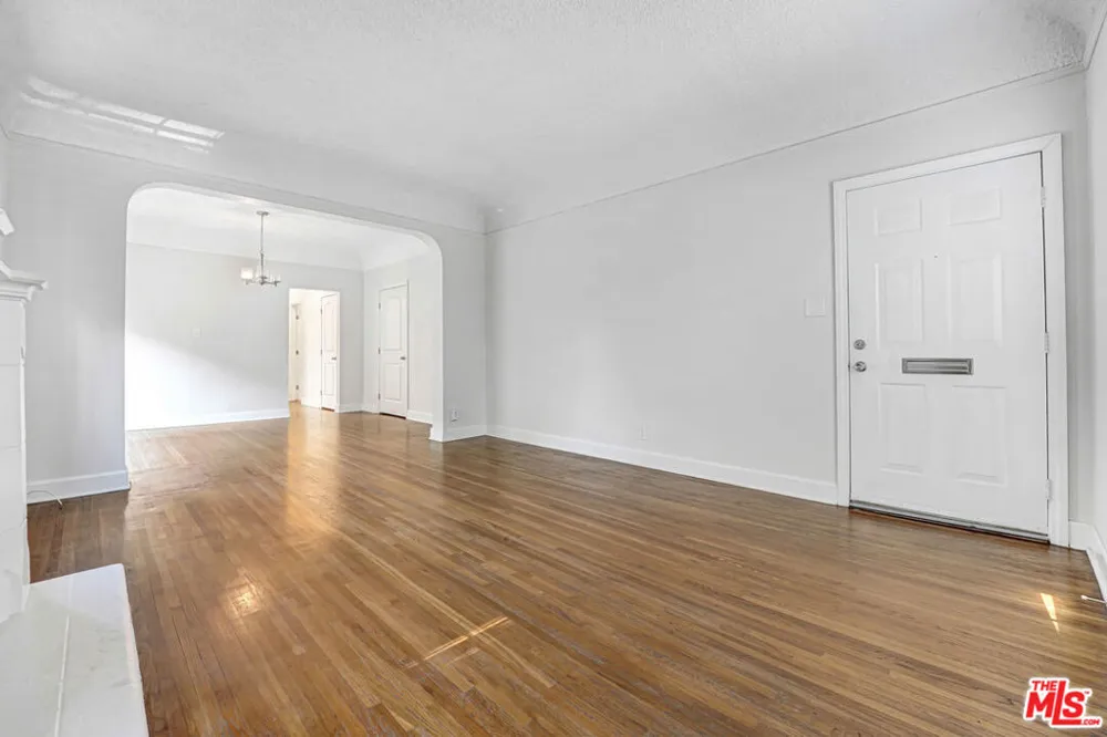 1359 S Cloverdale Avenue Los Angeles, CA 90019