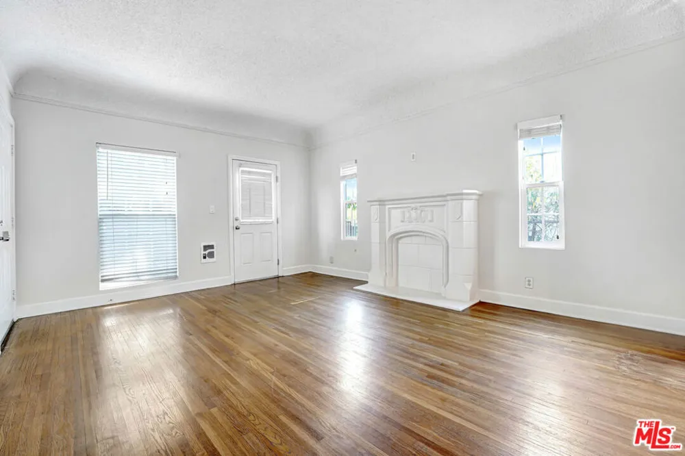 1359 S Cloverdale Avenue Los Angeles, CA 90019