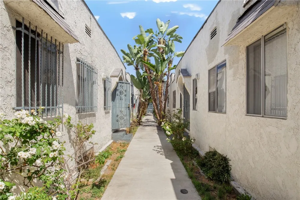 526 W 47th St Los Angeles, CA 90037