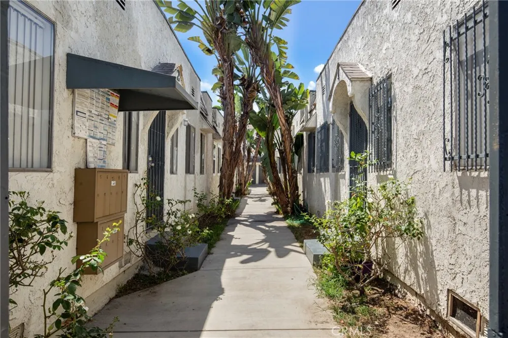 526 W 47th St Los Angeles, CA 90037