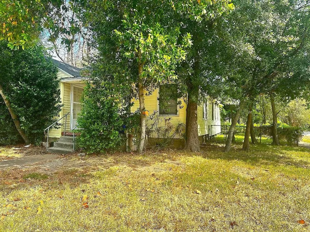 706 E Defee Avenue Baytown, TX 77520