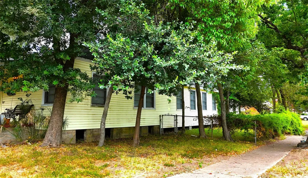 706 E Defee Avenue Baytown, TX 77520