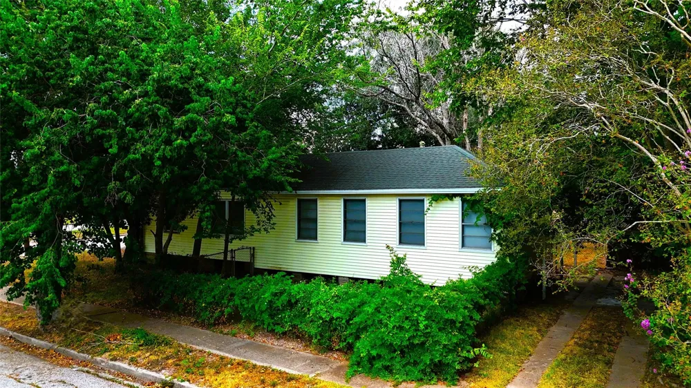 706 E Defee Avenue Baytown, TX 77520