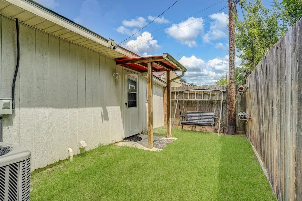 120 Fern Lane Highlands, TX 77562