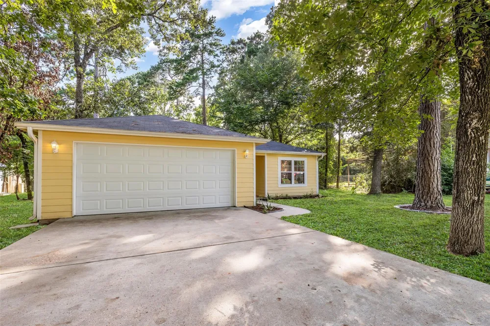 5945 Sinclair Drive Montgomery, TX 77316