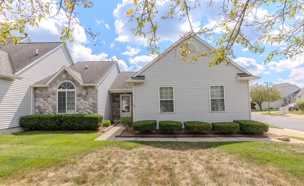 860 Knollwood Circle South Lyon, MI 48178