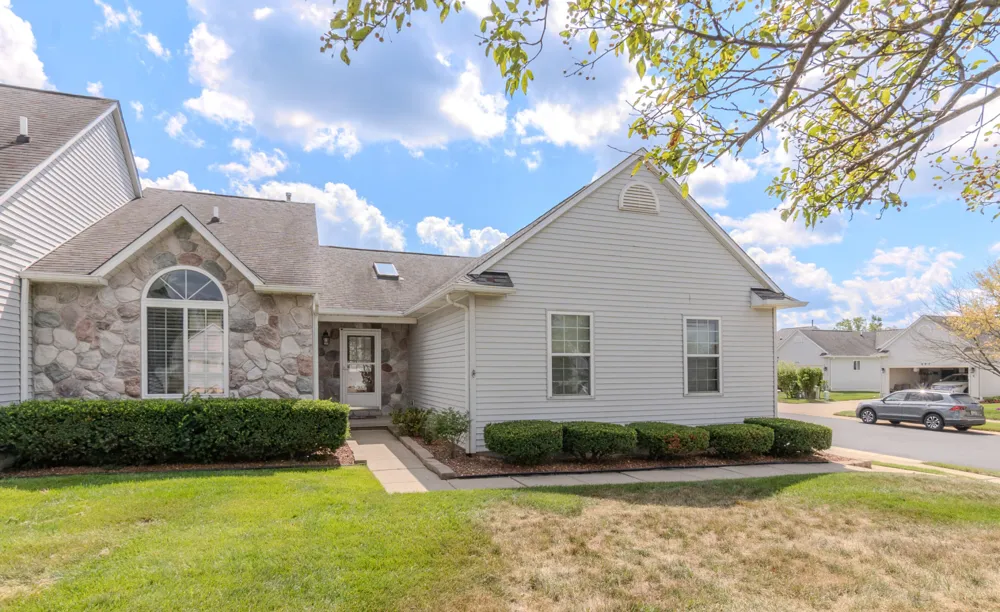 860 Knollwood Circle South Lyon, MI 48178