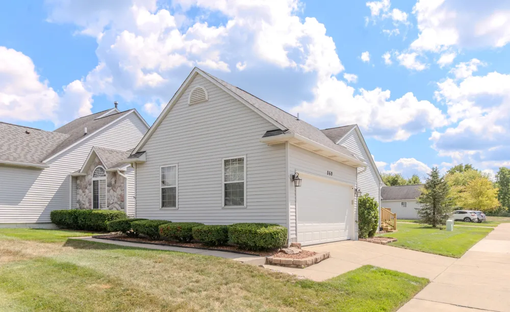 860 Knollwood Circle South Lyon, MI 48178