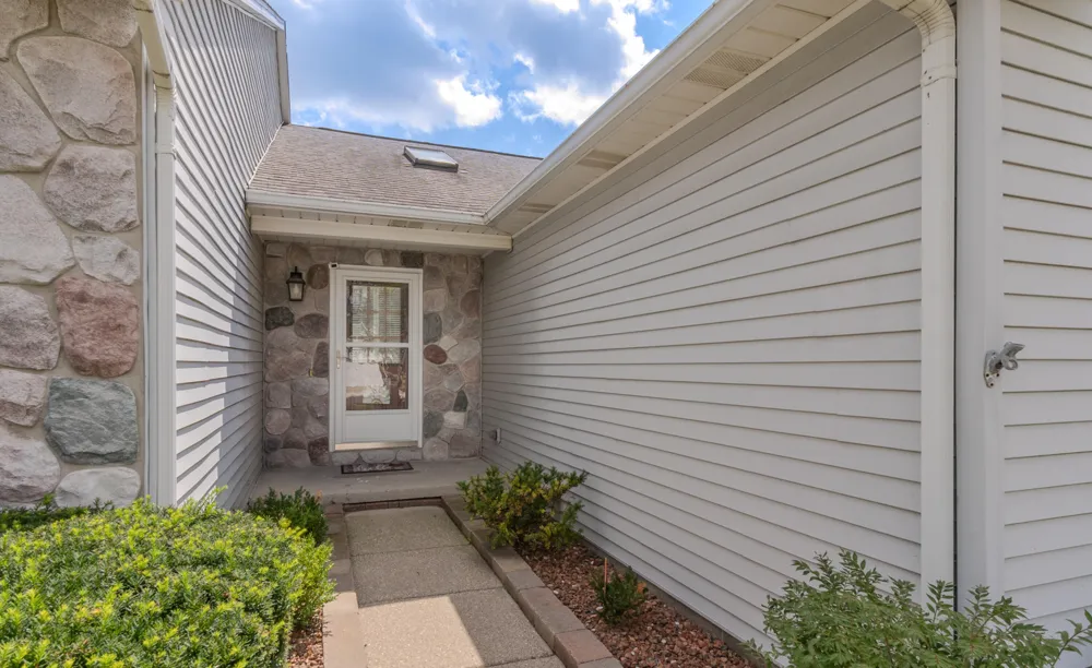 860 Knollwood Circle South Lyon, MI 48178