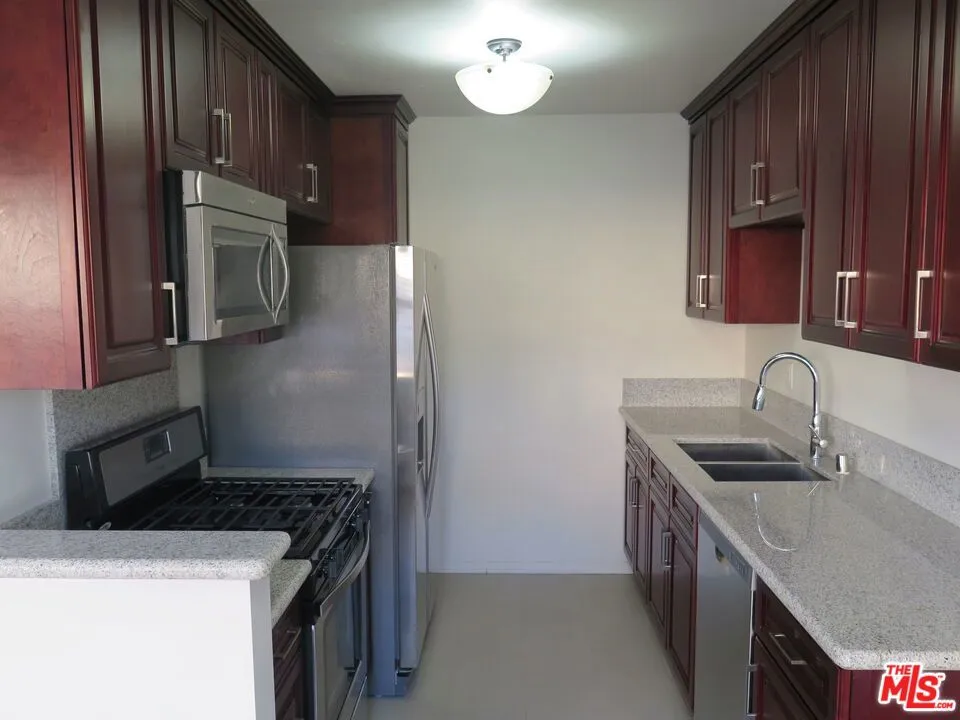 833 Kingsley Drive #2 Los Angeles, CA 90029