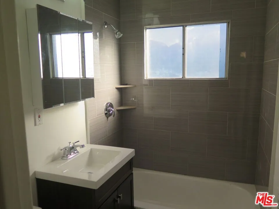 833 Kingsley Drive #2 Los Angeles, CA 90029
