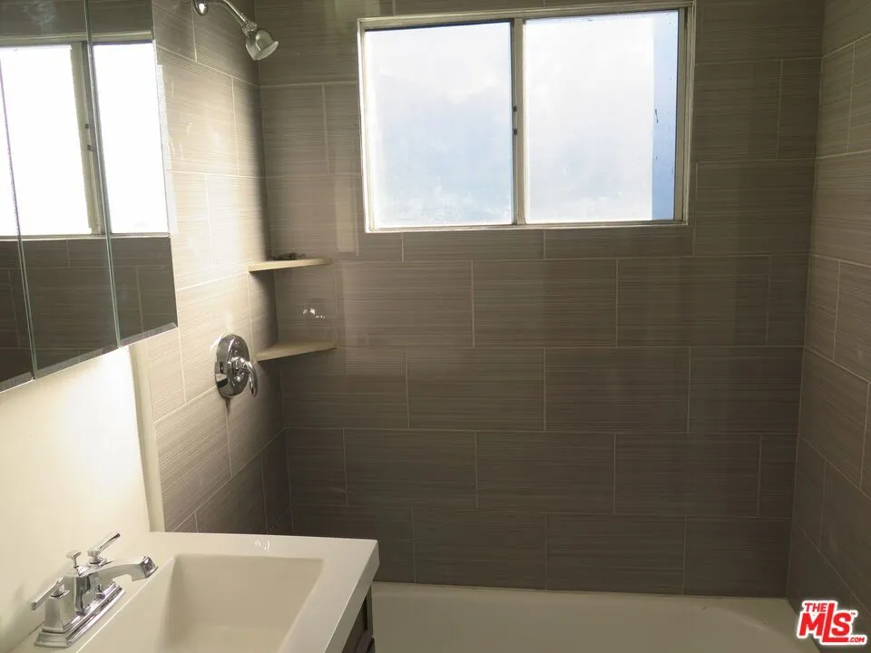 833 Kingsley Drive #2 Los Angeles, CA 90029