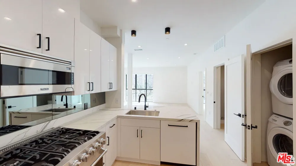 105 S Doheny Drive #404 Los Angeles, CA 90048