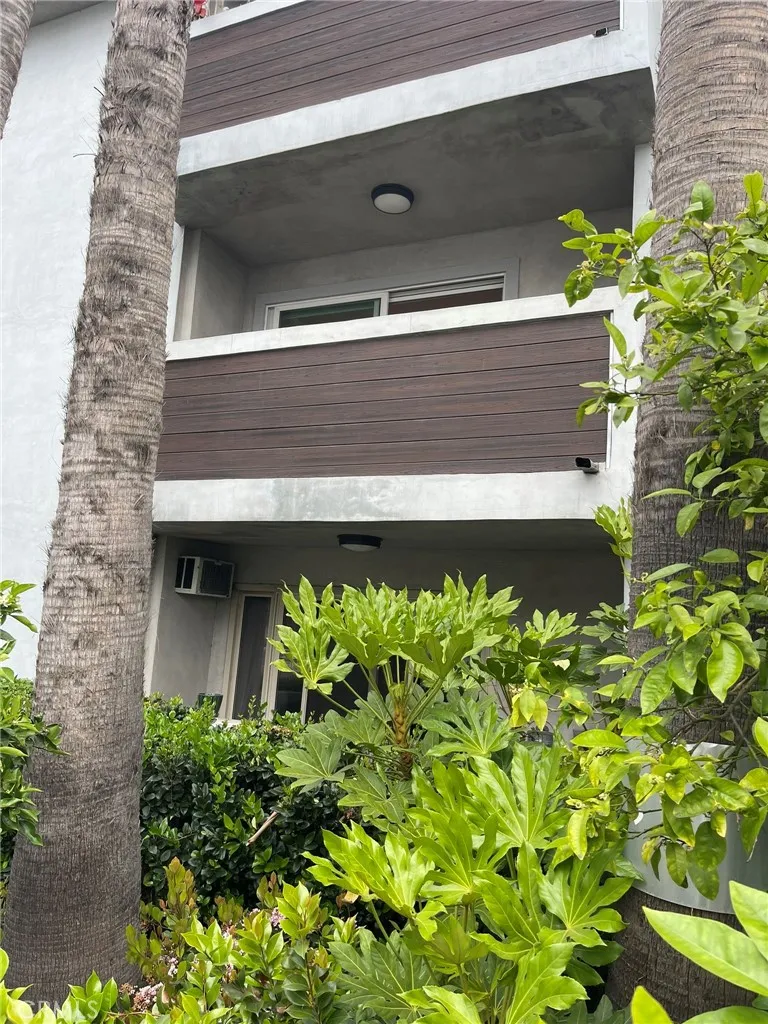 1124 La Cienega Boulevard #202 West Hollywood, CA 90069