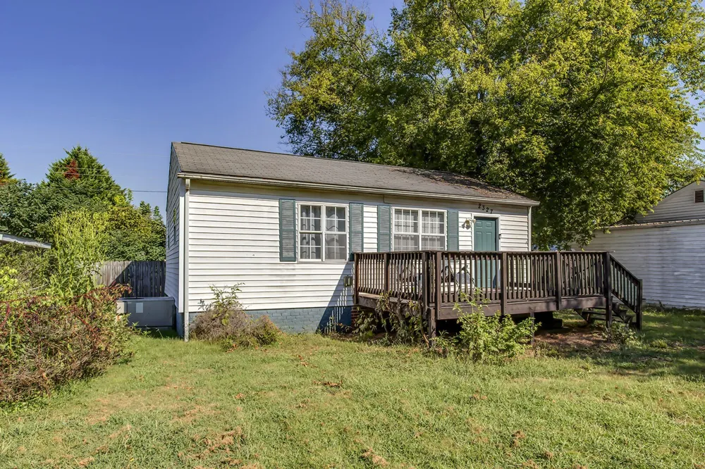 2327 Grove Street Maryville, TN 37804