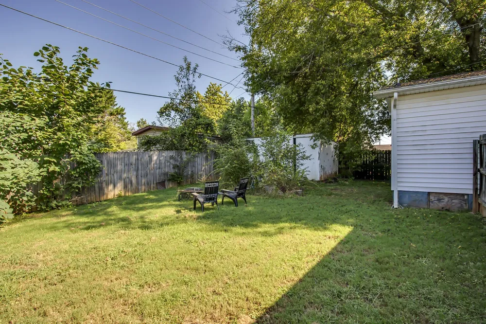2327 Grove Street Maryville, TN 37804