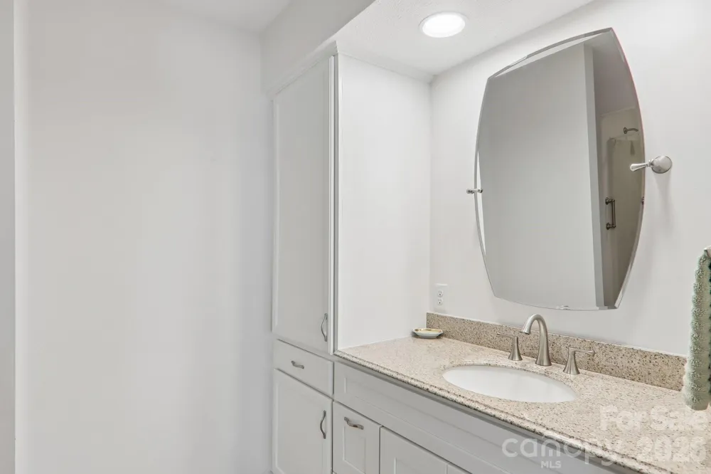 651 E Park Place Hendersonville, NC 28791