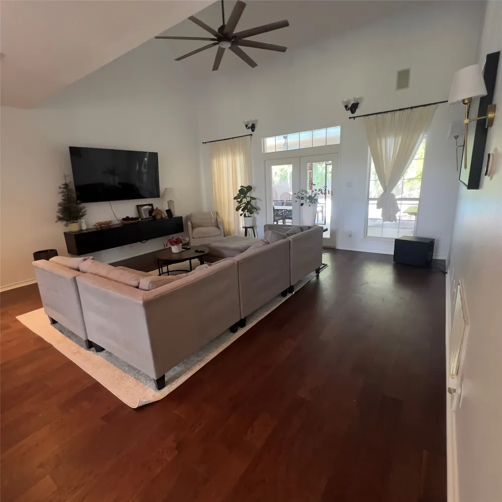 310 E 10th Street Elgin, TX 78621