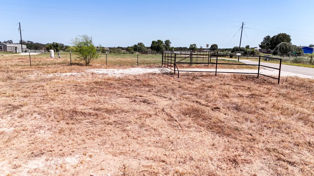 4049 Old Colony Line Road Dale, TX 78616