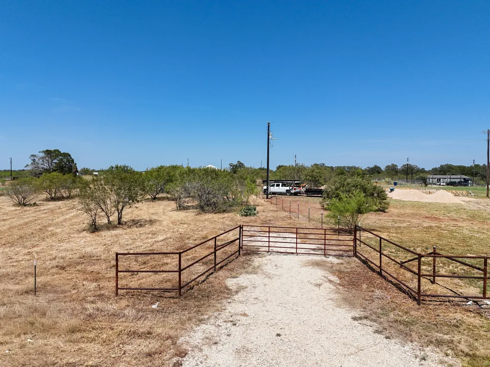 4049 Old Colony Line Road Dale, TX 78616