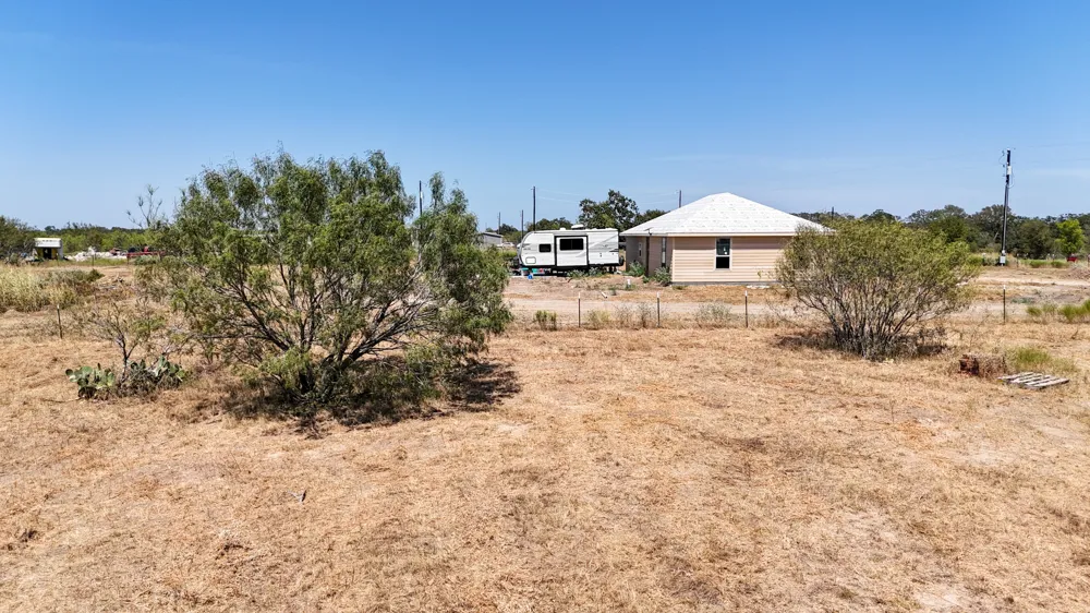 4049 Old Colony Line Road Dale, TX 78616