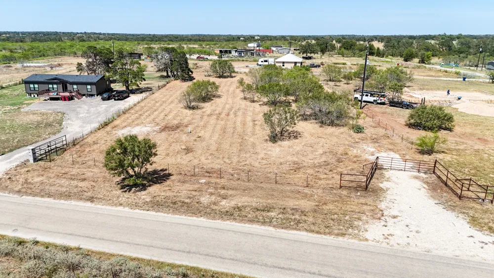 4049 Old Colony Line Road Dale, TX 78616