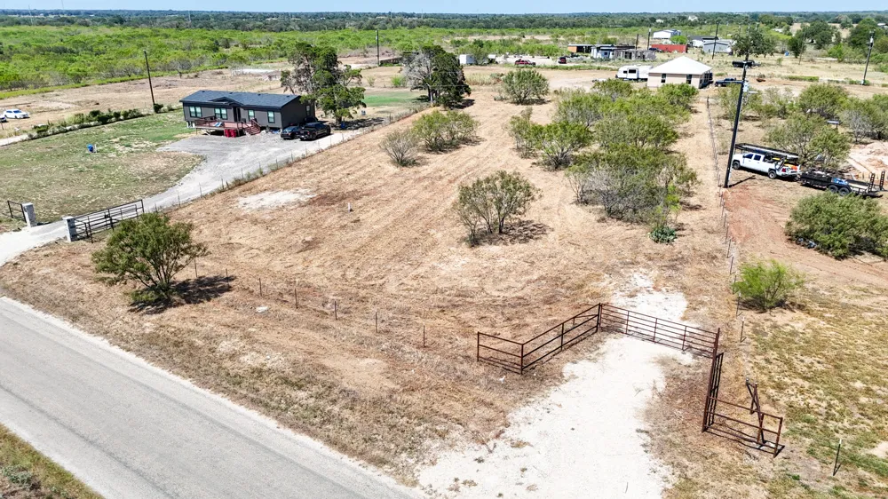 4049 Old Colony Line Road Dale, TX 78616
