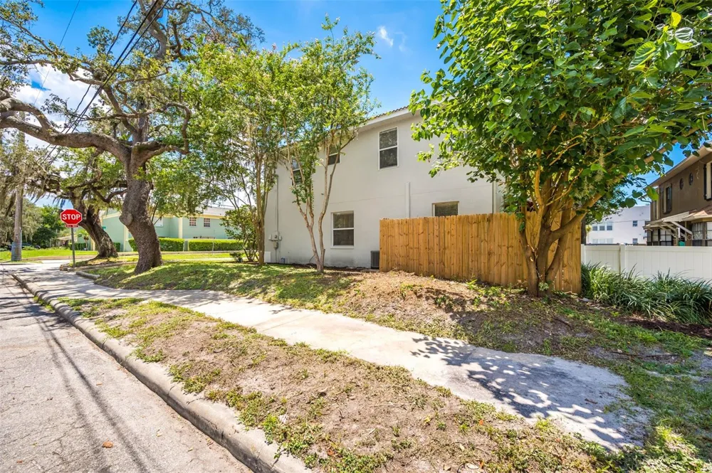 2101 W DE LEON STREET Tampa, FL 33606