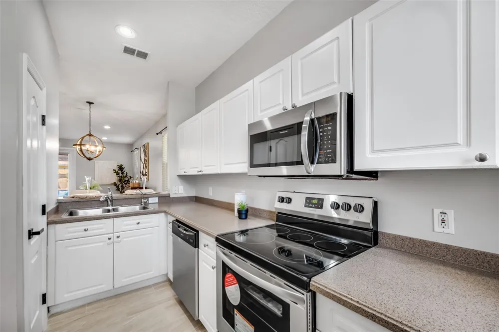 2101 W DE LEON STREET Tampa, FL 33606