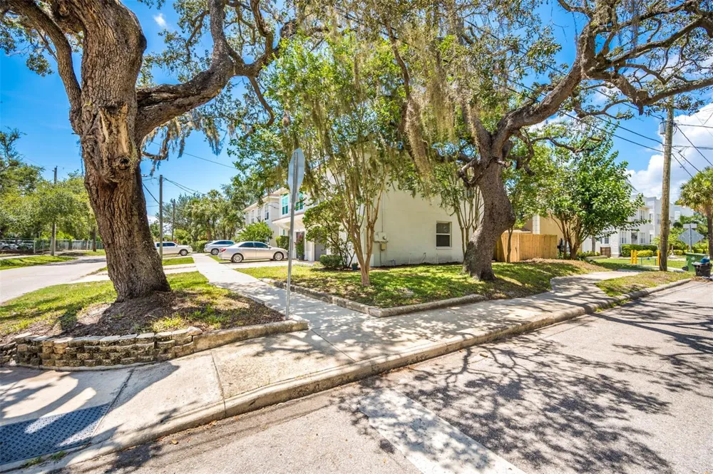 2101 W DE LEON STREET Tampa, FL 33606