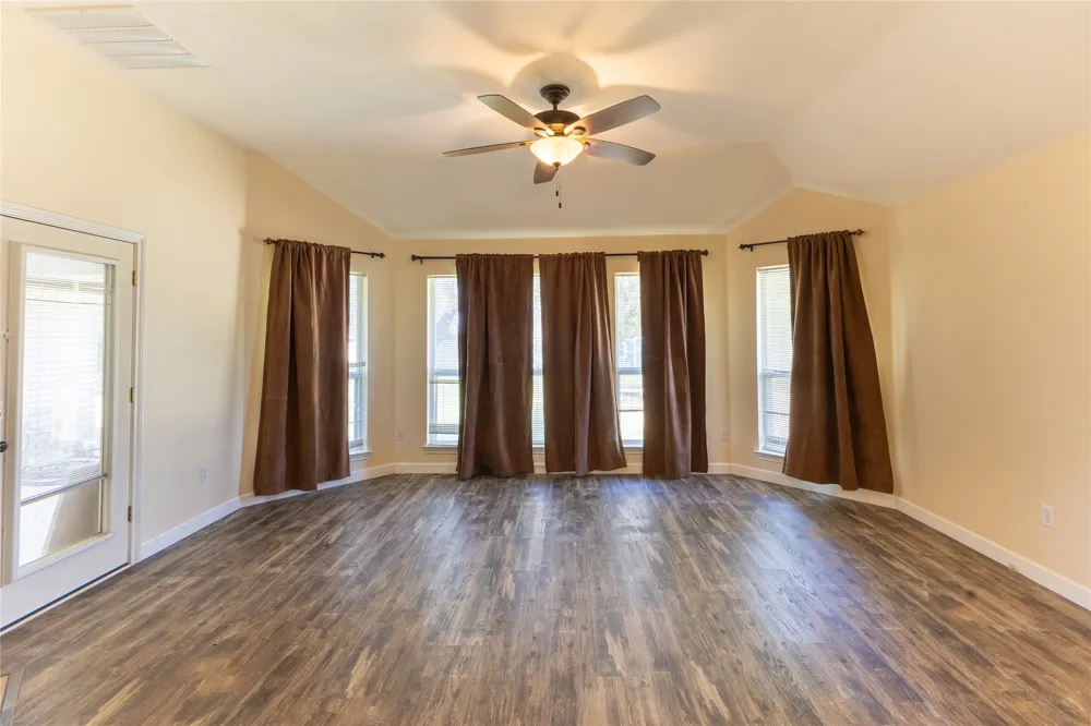 3904 Santa Cruz Street Granbury, TX 76049