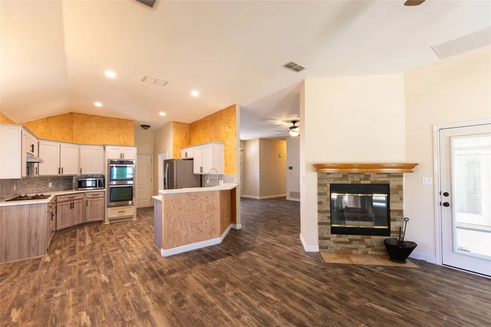 3904 Santa Cruz Street Granbury, TX 76049